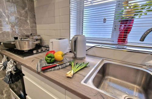 Stunning, clean, free parking home, ideal long stays - Foto 43