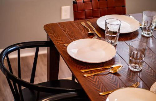 Hot Tub N64 Mins to Downtown Sleeps 8 - Foto 17