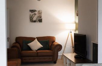 Large 4 Bed Home - Fast Wifi, Smart TV's & Free Parking - Near A66 - Foto 11