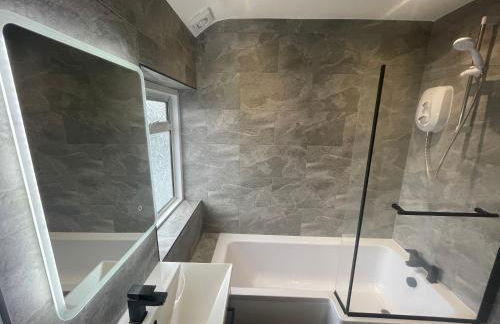 2 Bed Flat near Heathrow Airport & Elizabeth Line - Foto 3