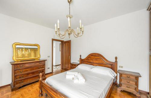 Cozy Apartment near Venice with Balcony! - Photo 4