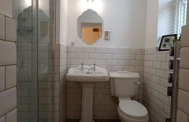 The West Wing at Eriviat Hall Hot Tub - Photo 18