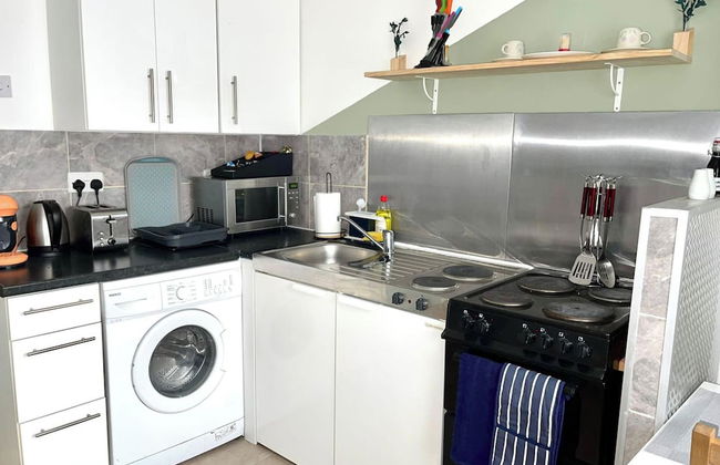 Apartment - Sleeps 2 - Parking - Station Close - Photo 3