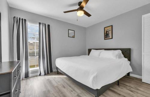 Cozy 2BR Escape close to Dining and Nightlife with WiFi - Foto 11