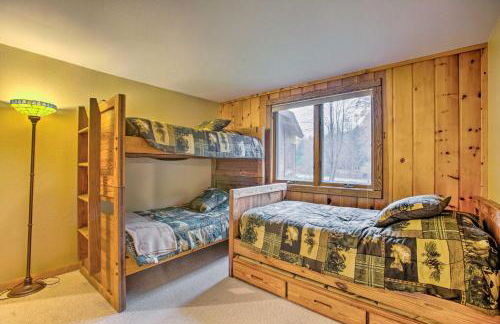 Riverfront Manton Cabin with Pool Table and Fire Pit! - Foto 20