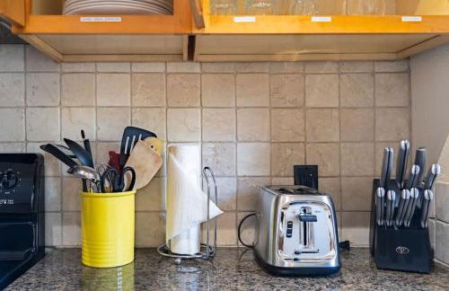 Vibrant Downtown, King Bed, Work Desk & Kitchen - Foto 18