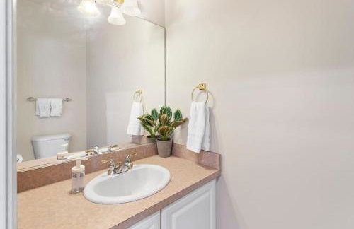 Quiet Suburban Home with Art Deco Flair - Foto 24