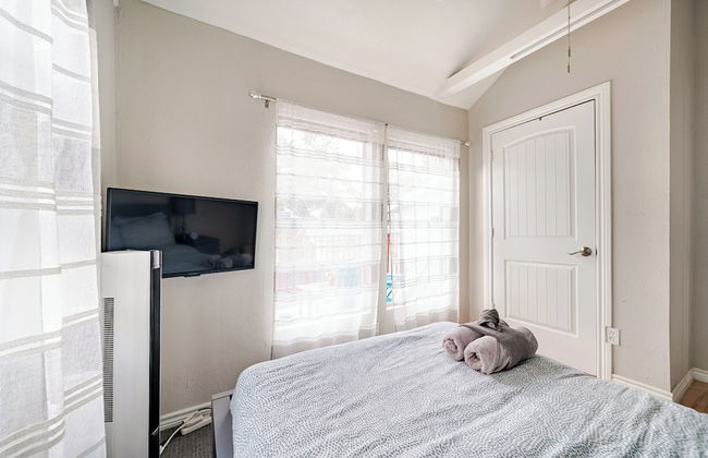 Wonderful Getaway Houston 2BR w/Balcony Views - Photo 3