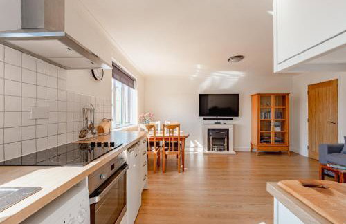 Luxury 2 Bed Room Lake View Apt Bowness Parking - Photo 54