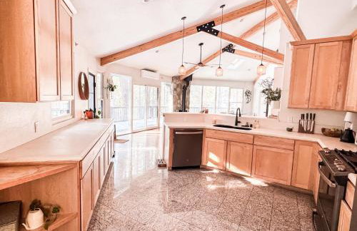 Wildland Aerie at Treehaus with Creekside Hot Tub Pets OK - Foto 15