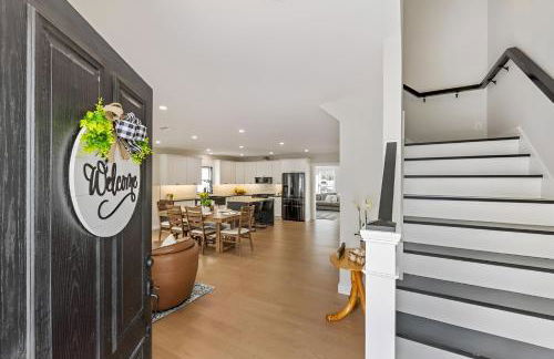 Renovated & Sophisticated Home Near Beach & Shops! - Photo 21