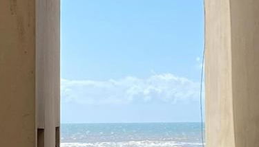 Apto a 20 metros da praia - Foto 1