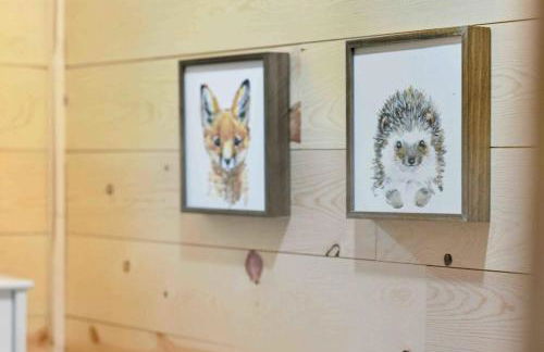 NEW! BEAR Necessities tiny home, outdoor theater! - Foto 47