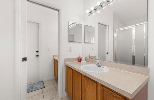 Single Story Villa with Pool Views and Family Fun - Foto 9