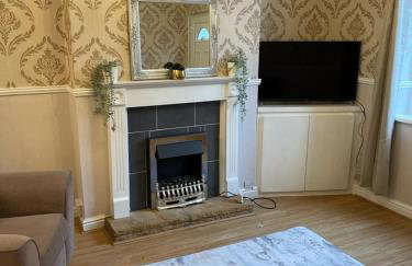 Charming 3-Bed Home Comfortable Stay in Coalville - Photo 15