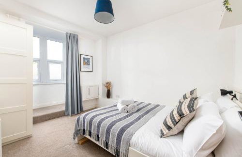 Large 5Bed Town House-Sleeps 9-By FabAccommodation - Foto 14