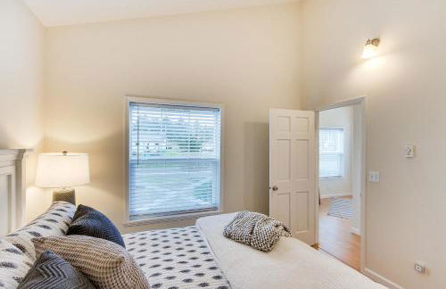 Steps to Beach! Airy Coastal Escape with Deck - Foto 17