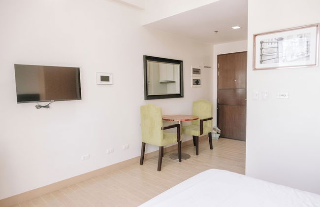 Stunning Cityscape Hideout - Photo 8