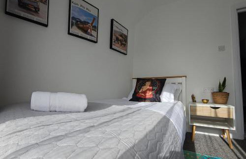 Spacious 4-Bed Home Free Parking, Private Garden - EcuaStay - Foto 9