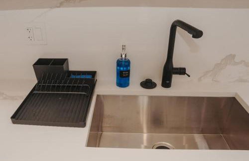 River North Private Balcony With In and Out Parking - Foto 24