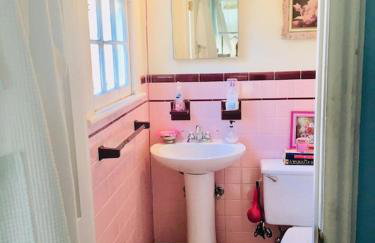 4BR 3 BA HUGE, Balcony, Cemetery, Streetcar sleeps 8! - Photo 25