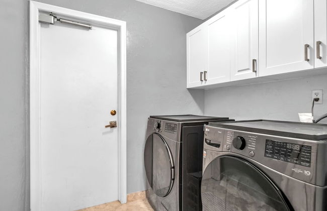 Family-friendly 5BR Home w/ Heated Pool & Parking - Foto 21