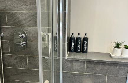 Elegant Modern 2-Bed Apartment steps from Belfast City Centre - Foto 34