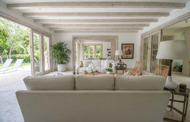 Stylish Fully-staffed Villa Near Beach and Lagoons in Exclusive Golf Resort - Photo 35