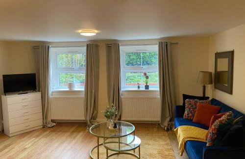 Riverside 2 Bedroom Apartment - Central Location - Photo 2