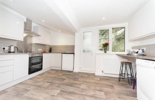 Large House in Looe, Near Beach and Bars with Great Views, Free Parking and Free Access to a Nearby Indoor Swimming Pool - Foto 14