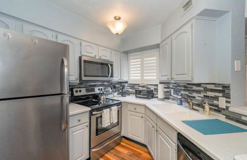 Serene Zen King Bed Condo - Half Mile from Beach - Foto 15