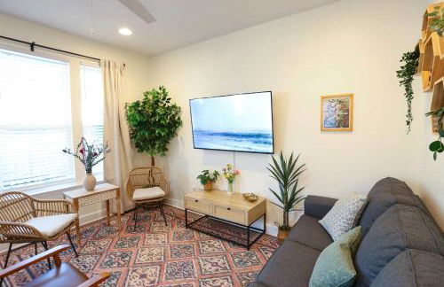 The Botanical Suite Newly Built Upscale Central - Photo 46