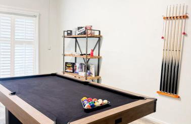 Tropical PoolHome Walk to Shops Near Beach - Foto 31