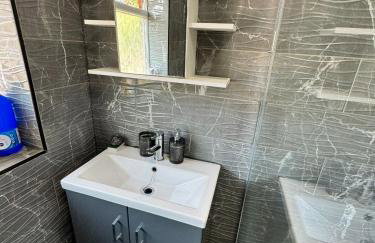 Giga Residential 4 Bedrooms, 8 guests , Near City Centre, Arcade Machine, Sky TV, Netflix, Free Wifi, Free Parking - Foto 17