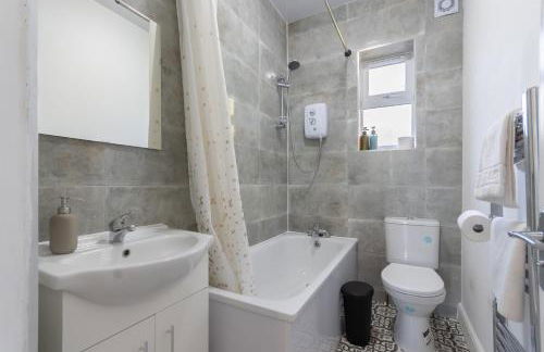 2 Bedroom Flat in the heart of Southend Sleeps 6 - Pass the Keys - Foto 5