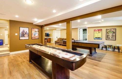 Lakefront Poconos Family Home with Pool Access - Foto 23