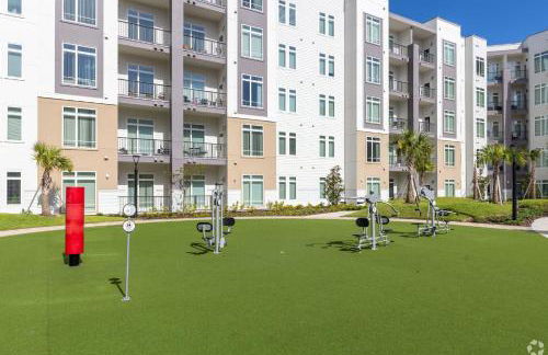 Riviere 2BR Apartment Pet Friendly Oasis Sleeps 6 Close to Epic Universe Pool & Gym - Foto 48