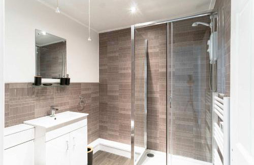 Bright 1 Bed Harbour-side Apartment with Balcony - Photo 6