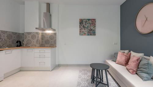 Chic & Comfortable Apartment, Private Terrace - Photo 5