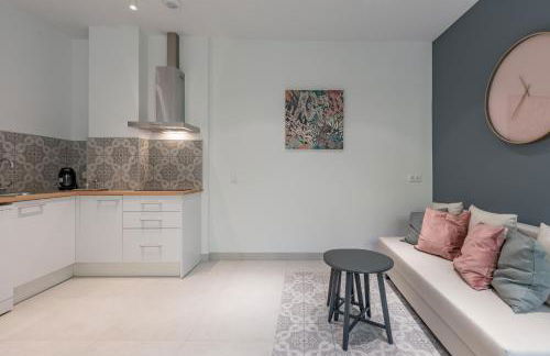 Chic & Comfortable Apartment, Private Terrace - Photo 5