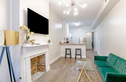 Newly Renovated Downtown Apartment in the Historic District, Quiet Street! - Photo 1