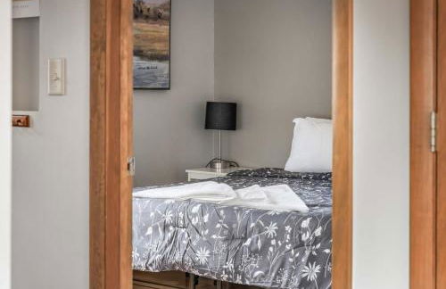 Two Cabins Retreat in Woods Resort - Dog-Friendly - Foto 25