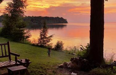 Lakefront Pine Cottage Hot Tub & Fire Pit - Foto 26