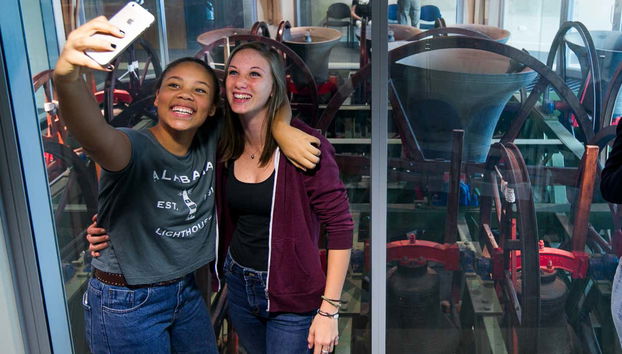 Disfrutando en una de las salas de la Torre Bell