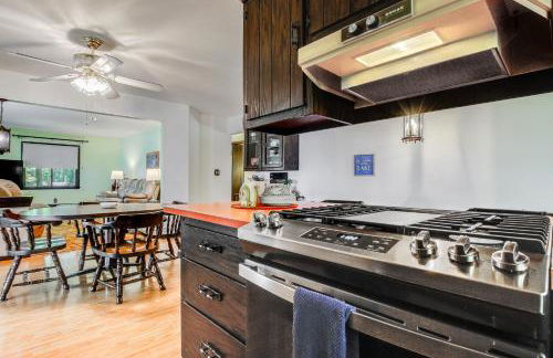 Waterfront Berry Lake Getaway with Sunroom! - Foto 9