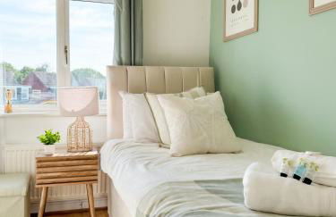 Raygill LT 4 Bedroom House By Furnished Accommodation - Private Parking - Perfect For Families & Contractors - Foto 34