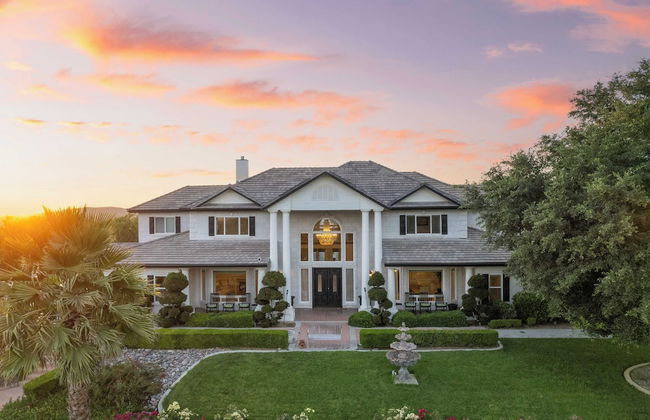 Grand Contento by Avantstay Extraordinary Estate w/ Pool & Movie Room - Photo 45