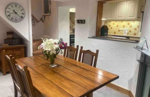 Quaint Cottage main street Llandeilo - Photo 2