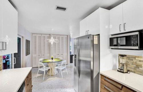 Heated pool, parking, 5 min walk to food and fun! - Foto 40