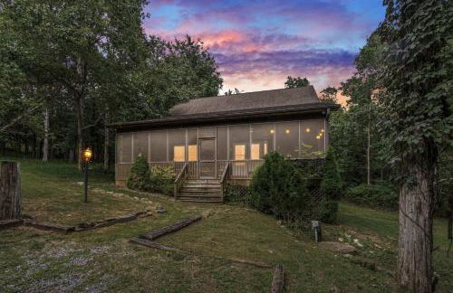 Screened Porch w Swing, Fire Pit, Grill & Deck - Photo 2
